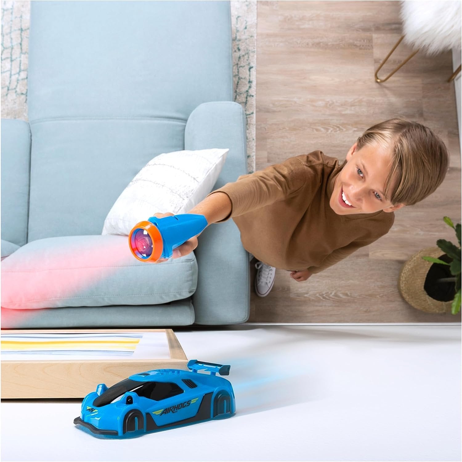 Fernbedienbares Spielzeugauto mit Lasersteuerung